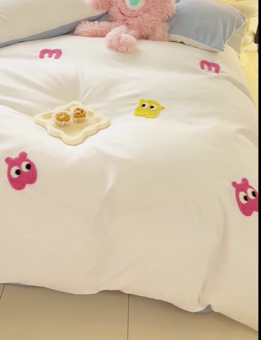 91家纺网 家纺一手货源 找家纺 曼谷 年新款多巴胺毛巾绣四件套柔软磨毛床上用品水洗棉套件 多巴胺-奶白浅蓝