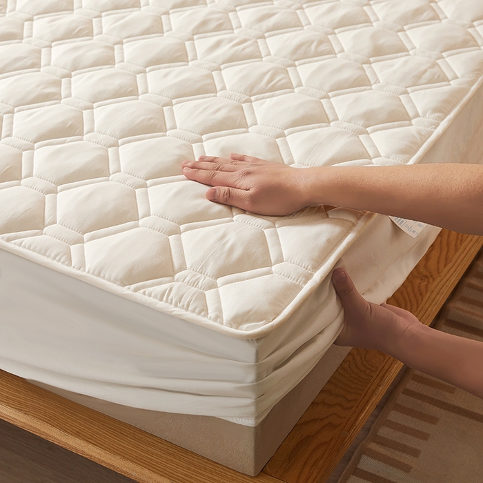 91家纺网 家纺一手货源 找家纺 胜权家纺 2024新款亲肤夹棉格子防水床笠足球白