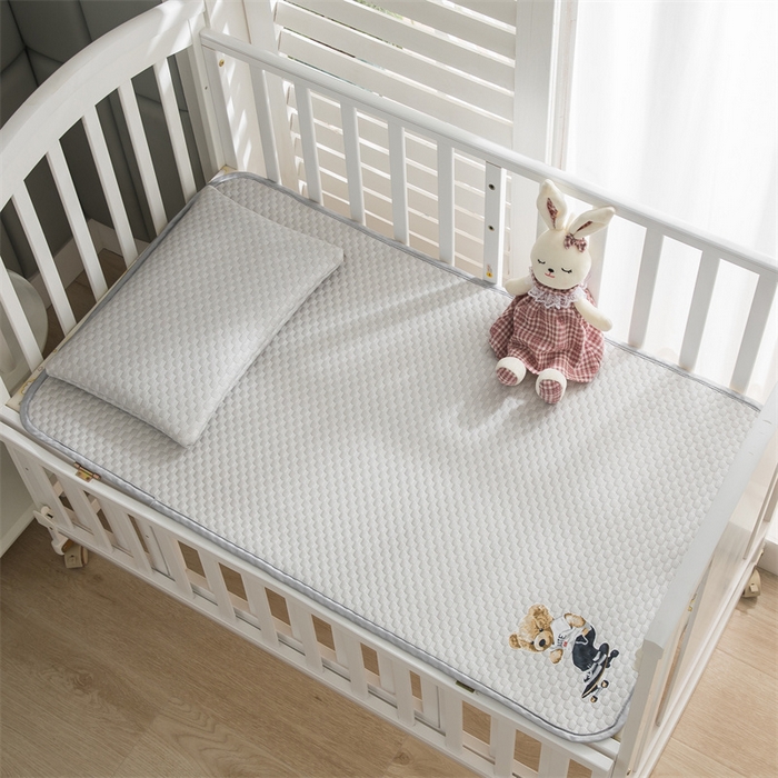 91家纺网 家纺一手货源 找家纺 宅部落 2024年新款凉感豆豆幼儿园幼婴儿儿童凉席 滑板熊-灰