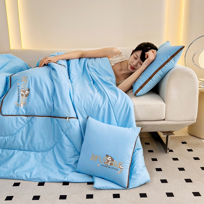 91家纺网 家纺一手货源 找家纺 阳光依佰抱枕被 2024新款纯棉刺绣多功能抱枕被-哈哈狗 哈哈狗-冰川蓝