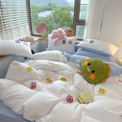 91家纺网 家纺一手货源 找家纺 曼谷 年新款多巴胺毛巾绣四件套柔软磨毛床上用品水洗棉套件 多巴胺-奶白浅蓝