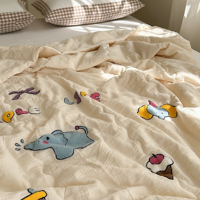 91家纺网 家纺一手货源 找家纺 洋铭区（原狠狠爱）2024新款皱皱纱绣花夏被 甜筒小蓝象