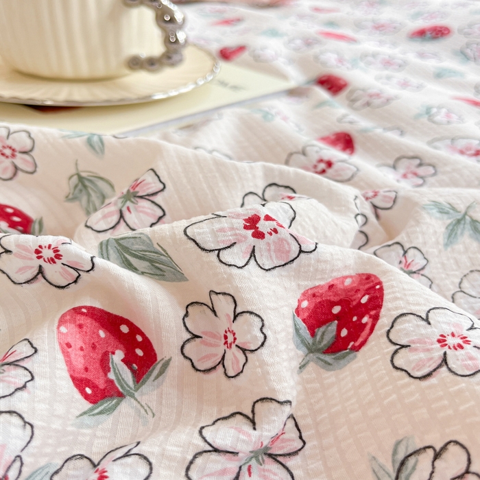 91家纺网 家纺一手货源 找家纺 2024新款泡泡棉小缺角工艺夏被四件套 草莓园