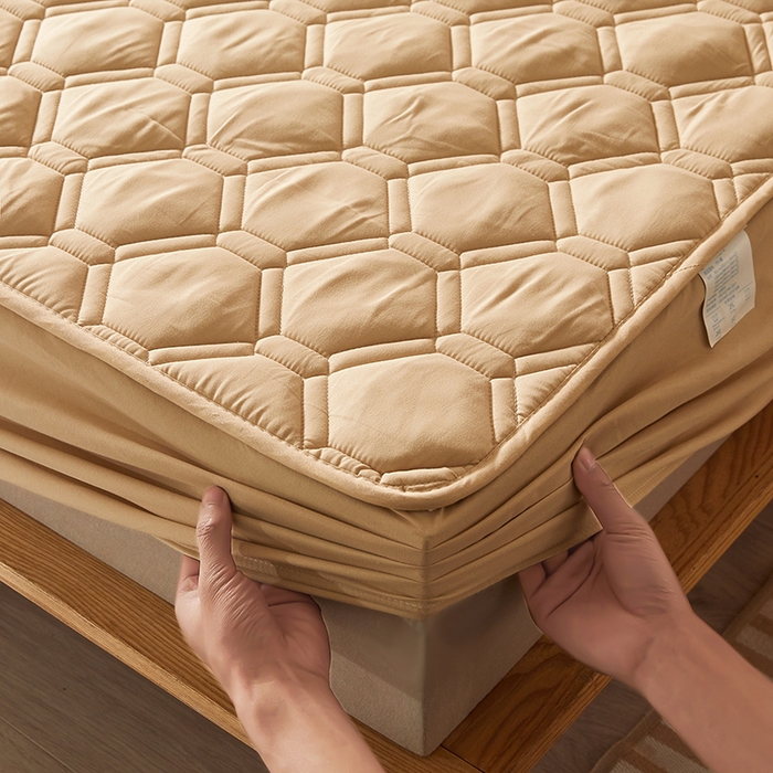 91家纺网 家纺一手货源 找家纺 胜权家纺 2024新款亲肤夹棉格子防水床笠足球驼