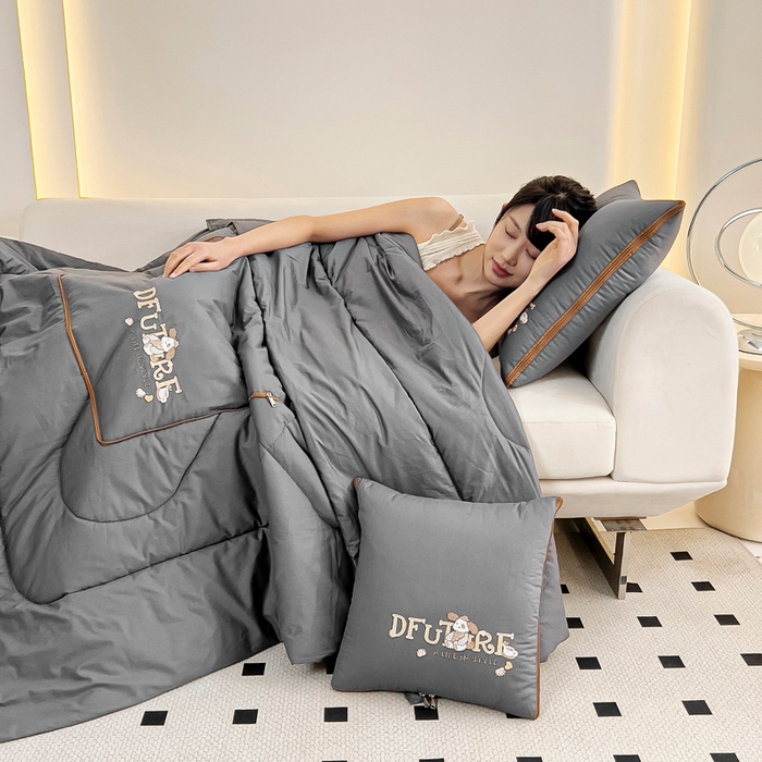 91家纺网 家纺一手货源 找家纺 阳光依佰抱枕被 2024新款纯棉刺绣多功能抱枕被-哈哈狗 哈哈狗-高级灰