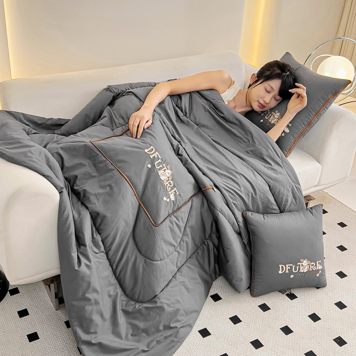 91家纺网 家纺一手货源 找家纺 阳光依佰抱枕被 2024新款纯棉刺绣多功能抱枕被-哈哈狗 哈哈狗-高级灰