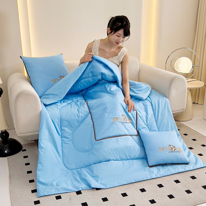 91家纺网 家纺一手货源 找家纺 阳光依佰抱枕被 2024新款纯棉刺绣多功能抱枕被-哈哈狗 哈哈狗-冰川蓝