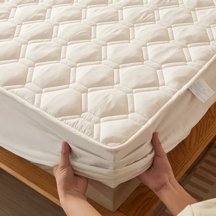 91家纺网 家纺一手货源 找家纺 胜权家纺 2024新款亲肤夹棉格子防水床笠足球白