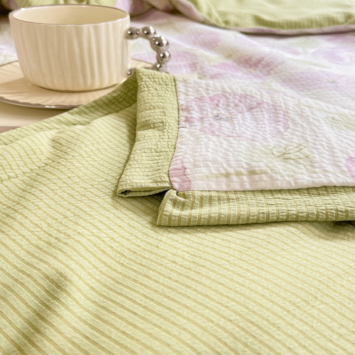 91家纺网 家纺一手货源 找家纺 2024新款泡泡棉小缺角工艺夏被四件套 牵牛花紫