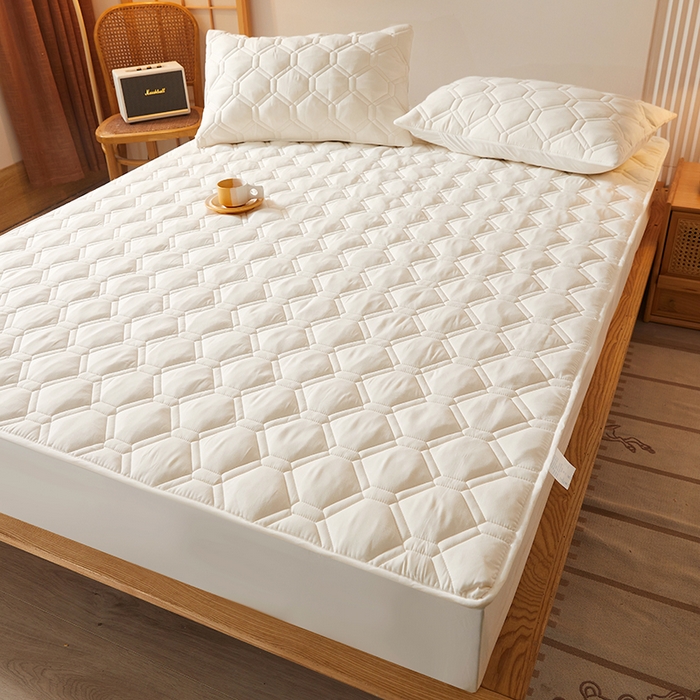 91家纺网 家纺一手货源 找家纺 胜权家纺 2024新款亲肤夹棉格子防水床笠足球白