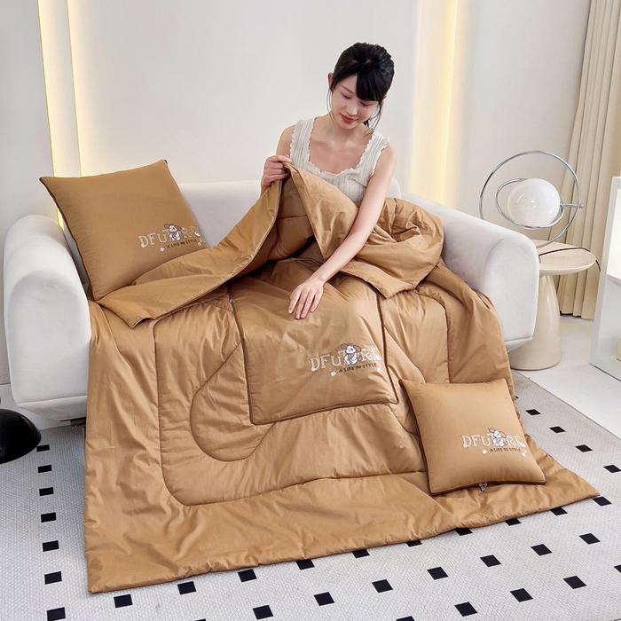 91家纺网 家纺一手货源 找家纺 阳光依佰抱枕被 2024新款纯棉刺绣多功能抱枕被-哈哈狗 哈哈狗-经典驼