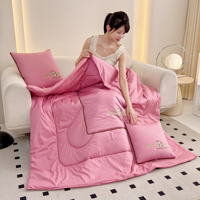 91家纺网 家纺一手货源 找家纺 阳光依佰抱枕被 2024新款纯棉刺绣多功能抱枕被-哈哈狗 哈哈狗-豆沙粉