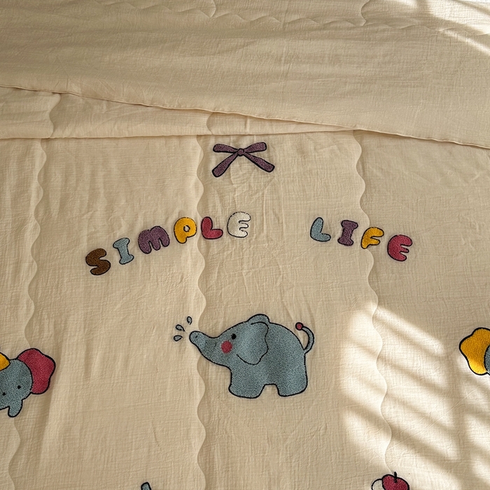 91家纺网 家纺一手货源 找家纺 洋铭区（原狠狠爱）2024新款皱皱纱绣花夏被 甜筒小蓝象