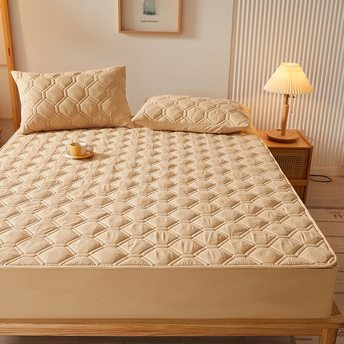 91家纺网 家纺一手货源 找家纺 胜权家纺 2024新款亲肤夹棉格子防水床笠足球驼