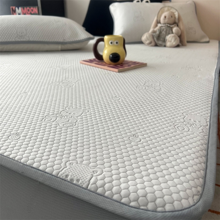 91家纺网 家纺一手货源 找家纺 HL原创 2024新款PE聚乙稀纤维-冰魔豆凉席 小熊-灰（平铺款）