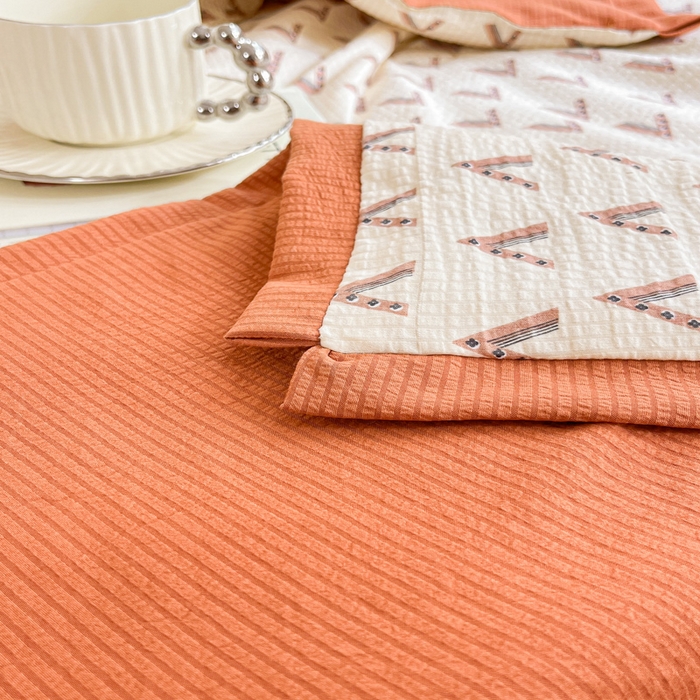 91家纺网 家纺一手货源 找家纺 2024新款泡泡棉小缺角工艺夏被四件套 轩尼草莓