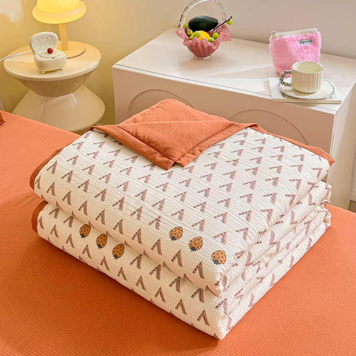 91家纺网 家纺一手货源 找家纺 2024新款泡泡棉小缺角工艺夏被四件套 轩尼草莓