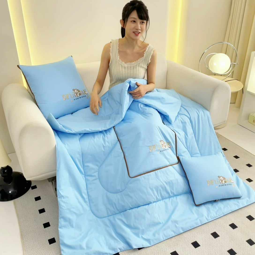 91家纺网 家纺一手货源 找家纺 阳光依佰抱枕被 2024新款纯棉刺绣多功能抱枕被-哈哈狗 哈哈狗-冰川蓝