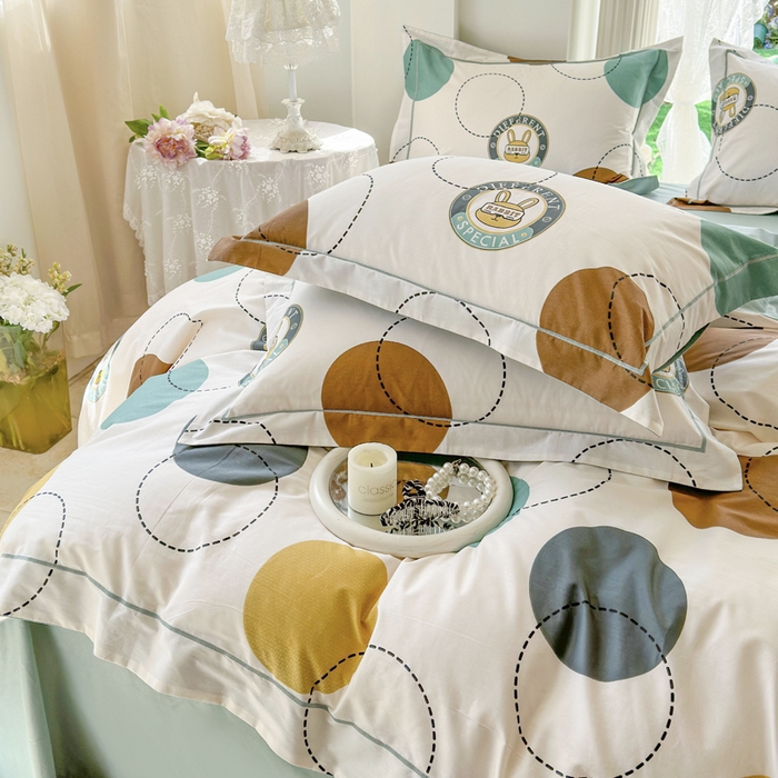 91家纺网 家纺一手货源 找家纺 7V 小清新大宽边100%纯棉法式四件套轻奢13376全棉喷气宽幅长绒棉被套床单床笠套件 动感兔-米