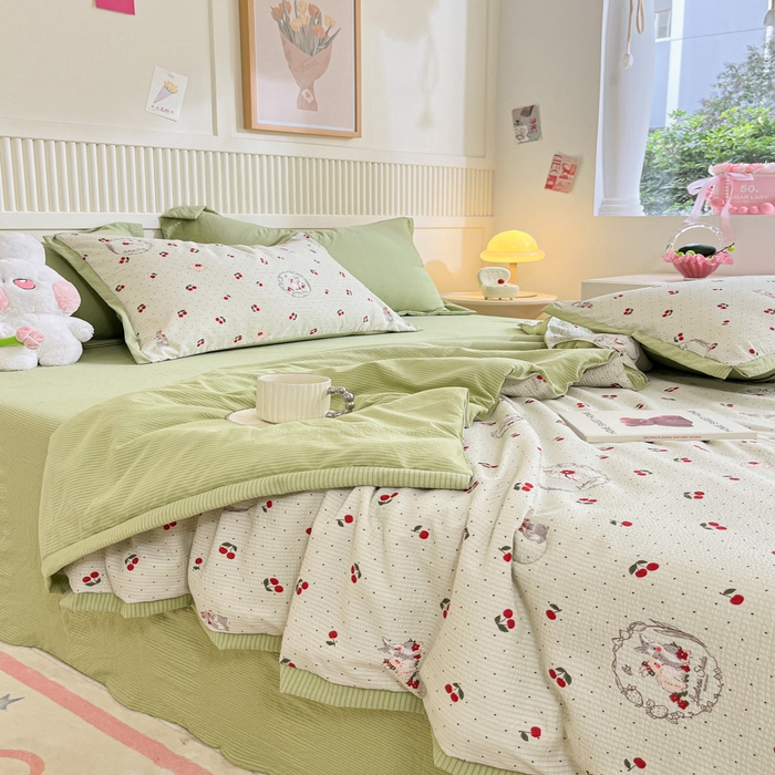 91家纺网 家纺一手货源 找家纺 2024新款泡泡棉小缺角工艺夏被四件套 小樱桃