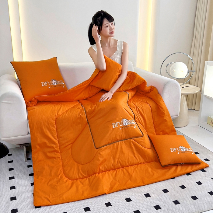 91家纺网 家纺一手货源 找家纺 阳光依佰抱枕被 2024新款纯棉刺绣多功能抱枕被-哈哈狗 哈哈狗-爱玛橙