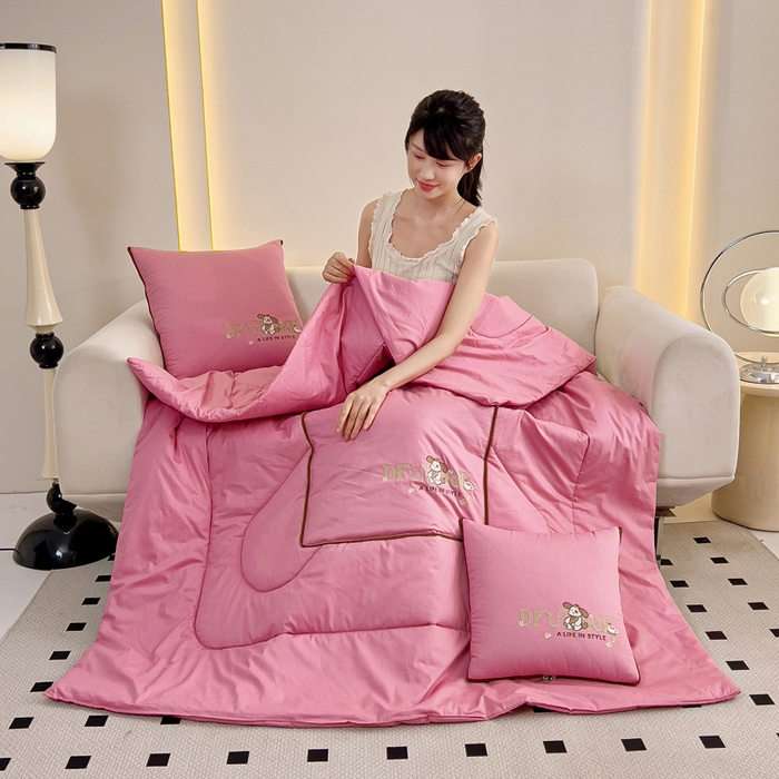 91家纺网 家纺一手货源 找家纺 阳光依佰抱枕被 2024新款纯棉刺绣多功能抱枕被-哈哈狗 哈哈狗-豆沙粉