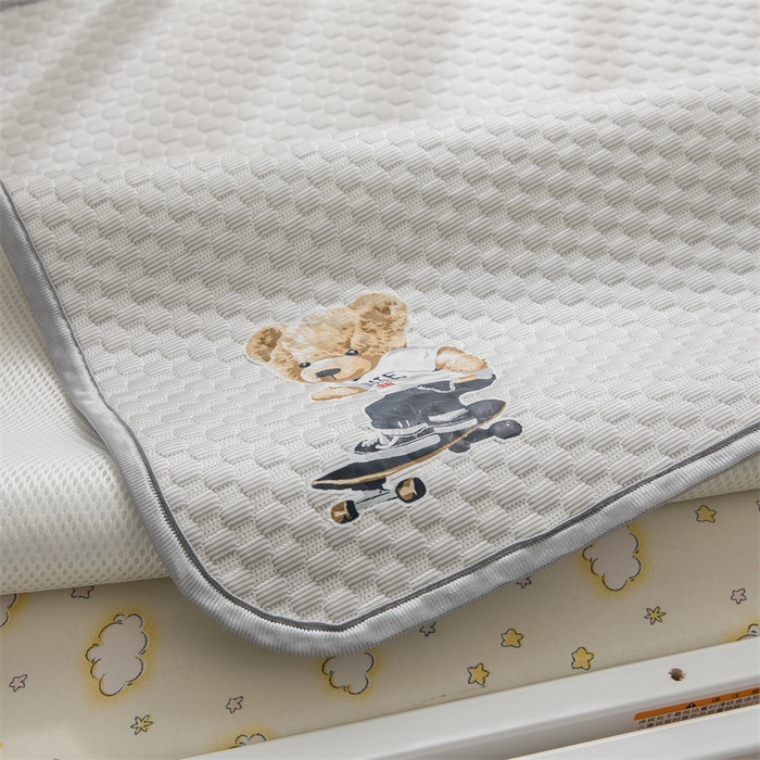 91家纺网 家纺一手货源 找家纺 宅部落 2024年新款凉感豆豆幼儿园幼婴儿儿童凉席 滑板熊-灰