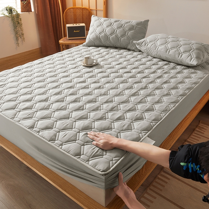 91家纺网 家纺一手货源 找家纺 胜权家纺 2024新款亲肤夹棉格子防水床笠足球灰