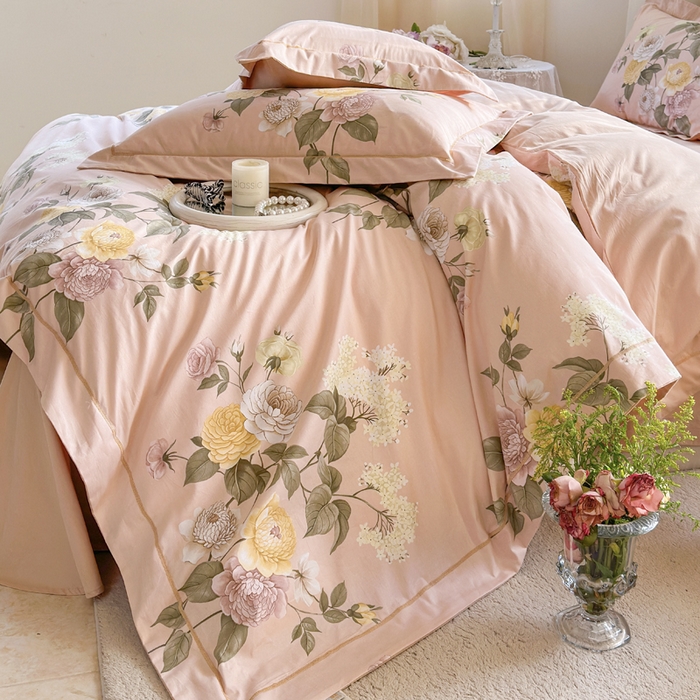 91家纺网 家纺一手货源 找家纺 7V 小清新大宽边100%纯棉法式四件套轻奢13376全棉喷气宽幅长绒棉被套床单床笠套件花绘-粉