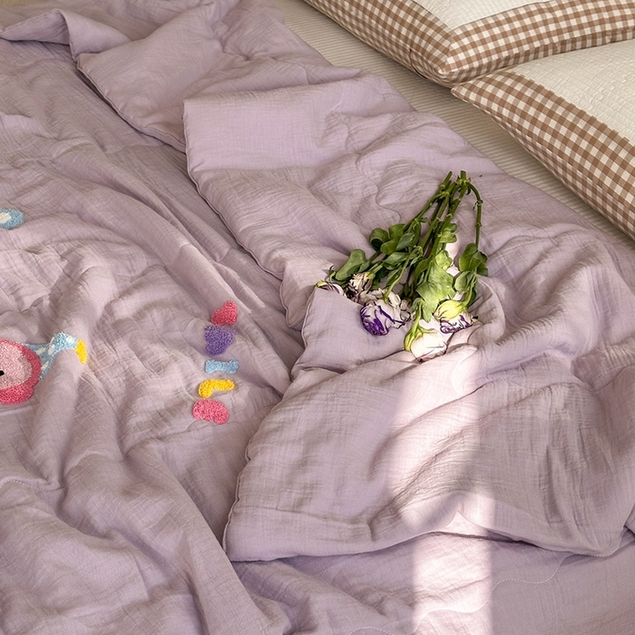 91家纺网 家纺一手货源 找家纺 洋铭区（原狠狠爱）2024新款皱皱纱绣花夏被 微笑派对