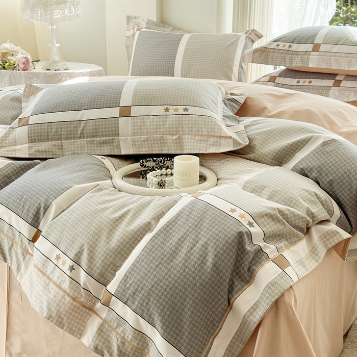 91家纺网 家纺一手货源 找家纺 7V 小清新大宽边100%纯棉法式四件套轻奢13376全棉喷气宽幅长绒棉被套床单床笠套件 自由简约