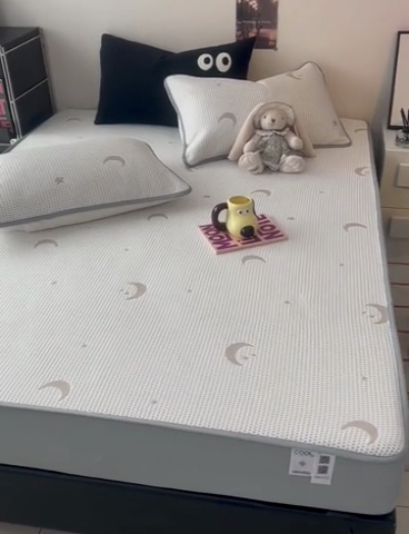 91家纺网 家纺一手货源 找家纺 HL原创 2024新款PE聚乙稀纤维-冰魔豆凉席 星星月亮-咖（平铺款）