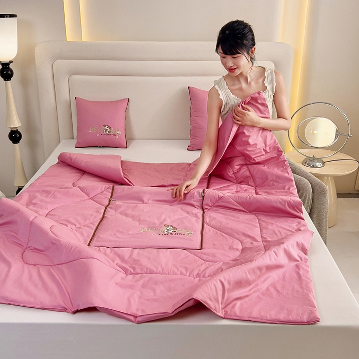 91家纺网 家纺一手货源 找家纺 阳光依佰抱枕被 2024新款纯棉刺绣多功能抱枕被-哈哈狗 哈哈狗-豆沙粉