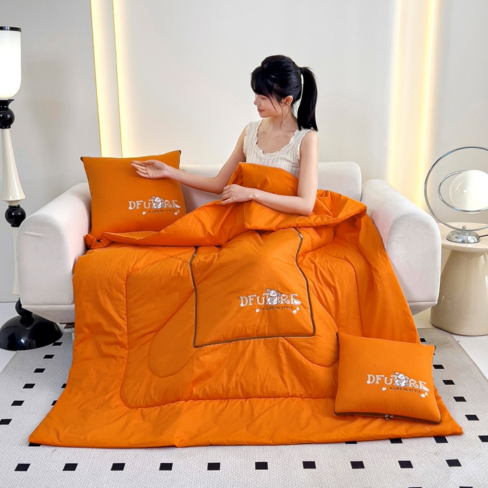 91家纺网 家纺一手货源 找家纺 阳光依佰抱枕被 2024新款纯棉刺绣多功能抱枕被-哈哈狗 哈哈狗-爱玛橙