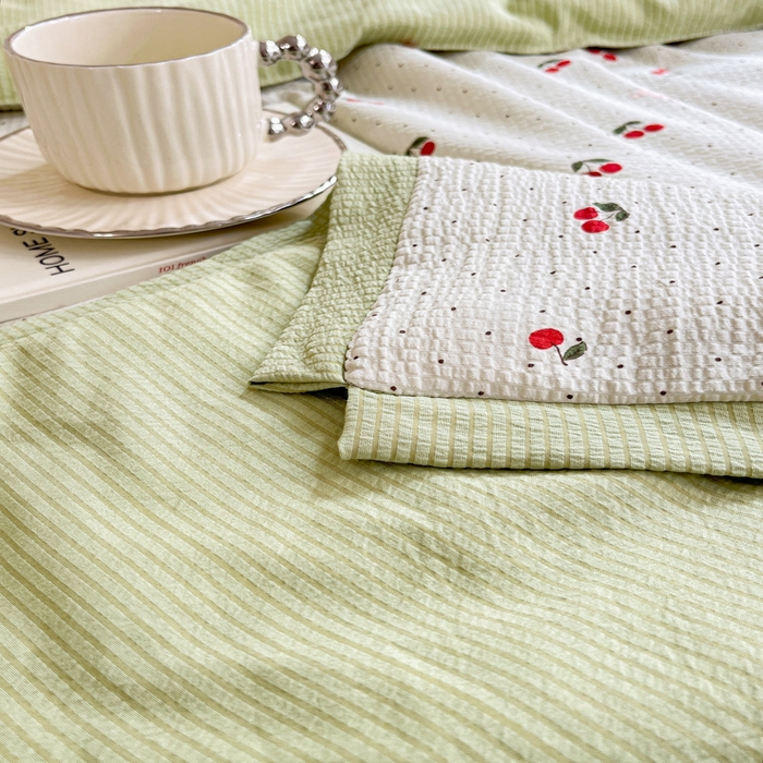 91家纺网 家纺一手货源 找家纺 2024新款泡泡棉小缺角工艺夏被四件套 小樱桃