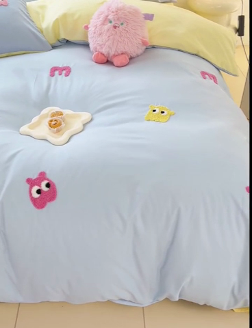 91家纺网 家纺一手货源 找家纺 曼谷 年新款多巴胺毛巾绣四件套柔软磨毛床上用品水洗棉套件 多巴胺-浅蓝奶黄