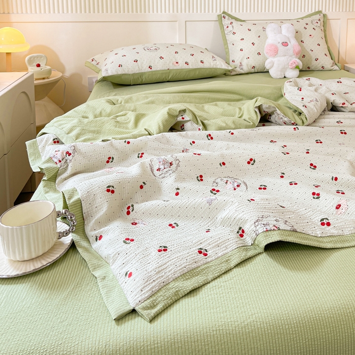 91家纺网 家纺一手货源 找家纺 2024新款泡泡棉小缺角工艺夏被四件套 小樱桃