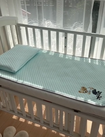 91家纺网 家纺一手货源 找家纺 宅部落 2024年新款凉感豆豆幼儿园幼婴儿儿童凉席 滑板熊-淡蓝