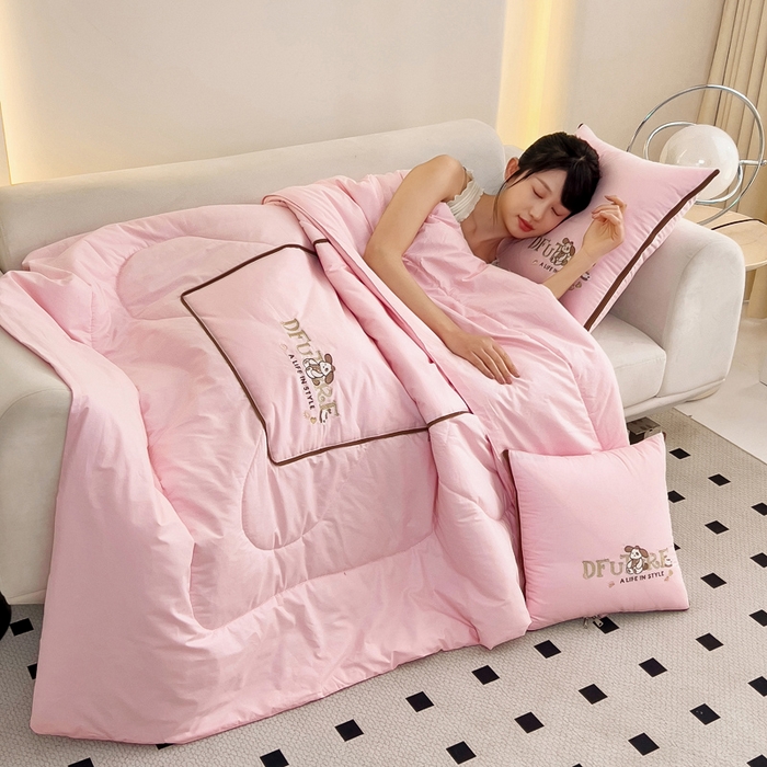 91家纺网 家纺一手货源 找家纺 阳光依佰抱枕被 2024新款纯棉刺绣多功能抱枕被-哈哈狗 哈哈狗-樱花粉