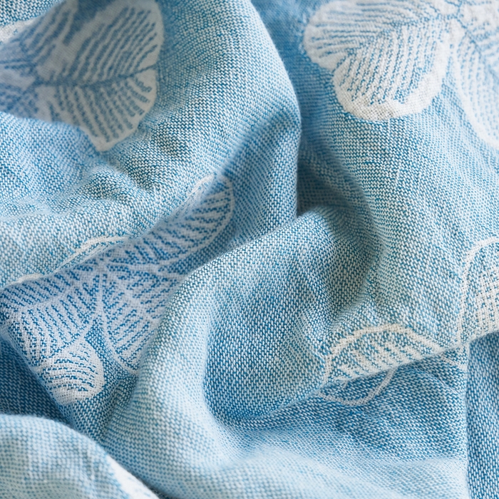 91家纺网 家纺一手货源 找家纺 棠薇家纺 2025新款A类全棉三层纱布毛巾被 湖边四叶草 浅蓝