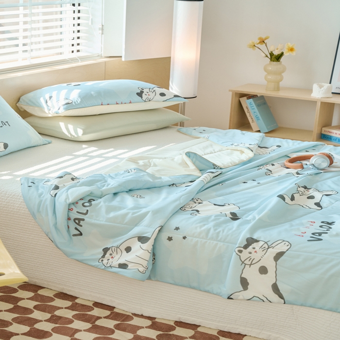 91家纺网 家纺一手货源 找家纺 吾诺家居 2024新款凉感冰柔丝印花夏被 蓝底猫