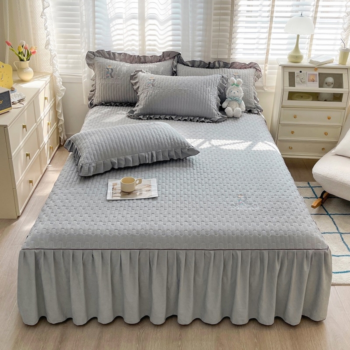 91家纺网 家纺一手货源 找家纺 家之硕 2024新款春秋款靓丝棉床裙款四件套 月光灰