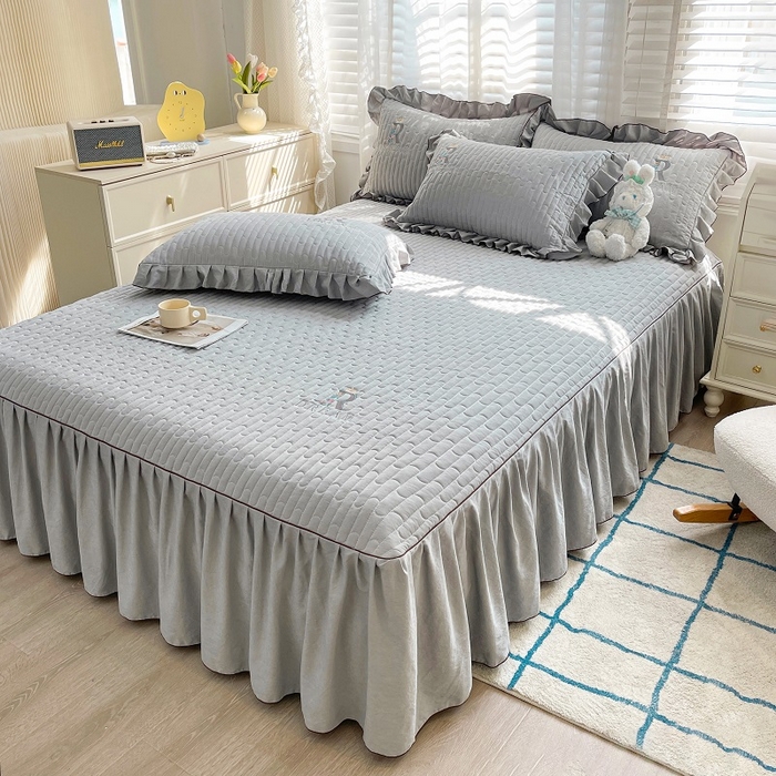 91家纺网 家纺一手货源 找家纺 家之硕 2024新款春秋款靓丝棉床裙款四件套 月光灰