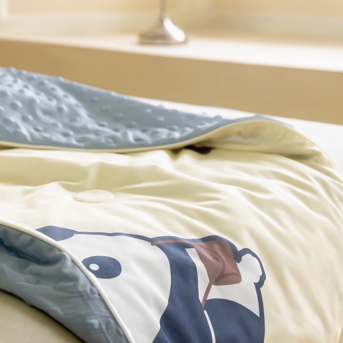 91家纺网 家纺一手货源 找家纺 绒梦里 2024新款有氨印花小凉皮凉感冰豆豆夏被小清新儿童夏凉被空调被熊宝