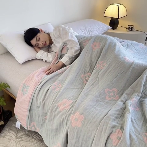 91家纺网 家纺一手货源 找家纺 棠薇家纺 2025新款A类全棉三层纱布毛巾被 三红花浅绿