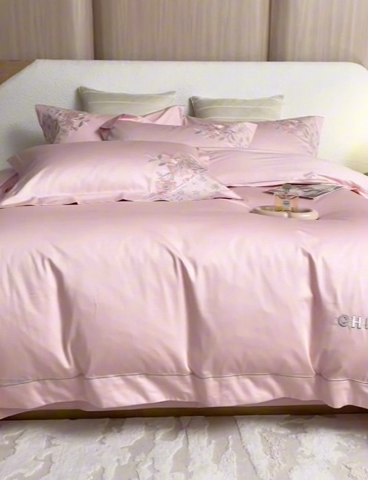 91家纺网 家纺一手货源 找家纺 红番天家居馆 2025新款长绒棉全棉绣花四件套--花间意境系列 美男粉