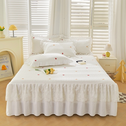 宜凡家纺 2024年新款全棉刺绣夹棉床裙三件套(小樱桃系列） 爱恋 奶白