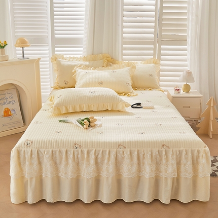 91家纺网 家纺一手货源 找家纺 宜凡家纺 2024年新款全棉刺绣夹棉床裙三件套(小樱桃系列） 露娜熊 淡黄