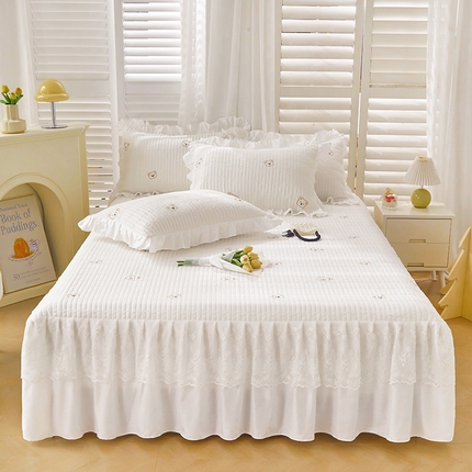 91家纺网 家纺一手货源 找家纺 宜凡家纺 2024年新款全棉刺绣夹棉床裙三件套(小樱桃系列） 露娜熊 奶白