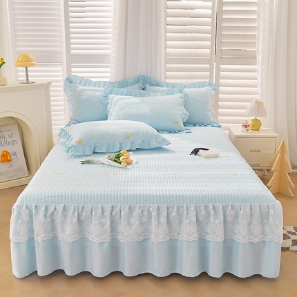 91家纺网 家纺一手货源 找家纺 宜凡家纺 2024年新款全棉刺绣夹棉床裙三件套(小樱桃系列） 甜蜜蜜 蓝